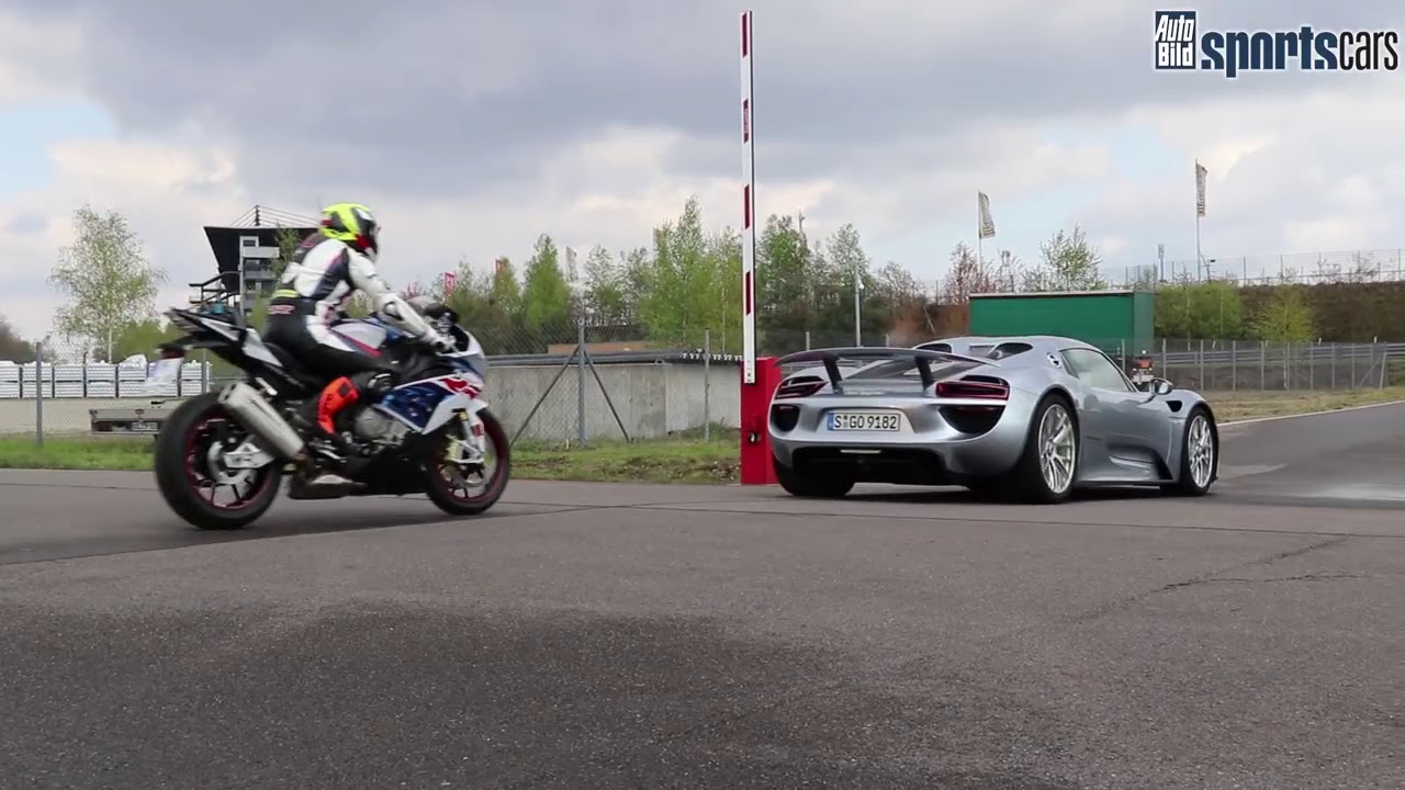 0 300 km h DUELL  Porsche 918 Spyder vs BMW S 1000 RR! Motorrad gegen Auto   AUTO BILD SPORTSCARS