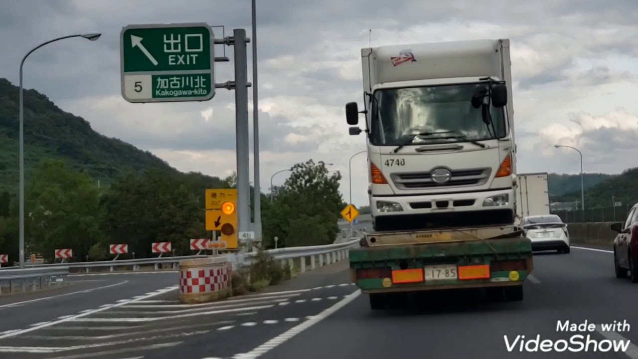 新型日野レンジャー
平ボディで新車の日野レンジャートラックを納車に向かう積載車