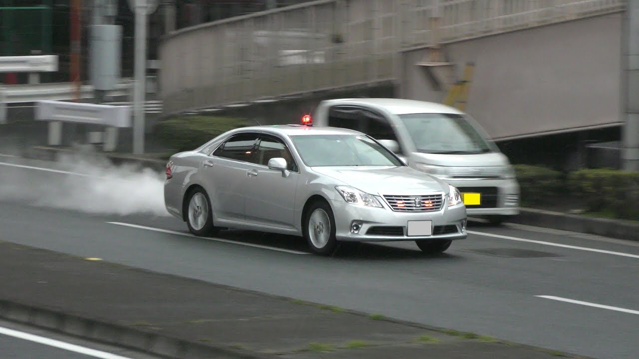 【警察】赤信号で転回した車を猛追する銀色覆面パトカー