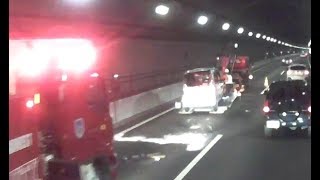 トンネル内事故渋滞でも、何故だかプリウスはやっぱり無灯火！
