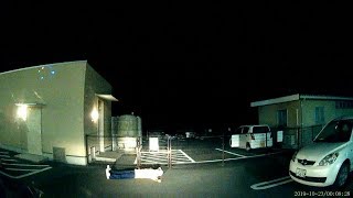 夜のサービスエリアの駐車場に人が仰向けで倒れていた（ドラレコ映像）