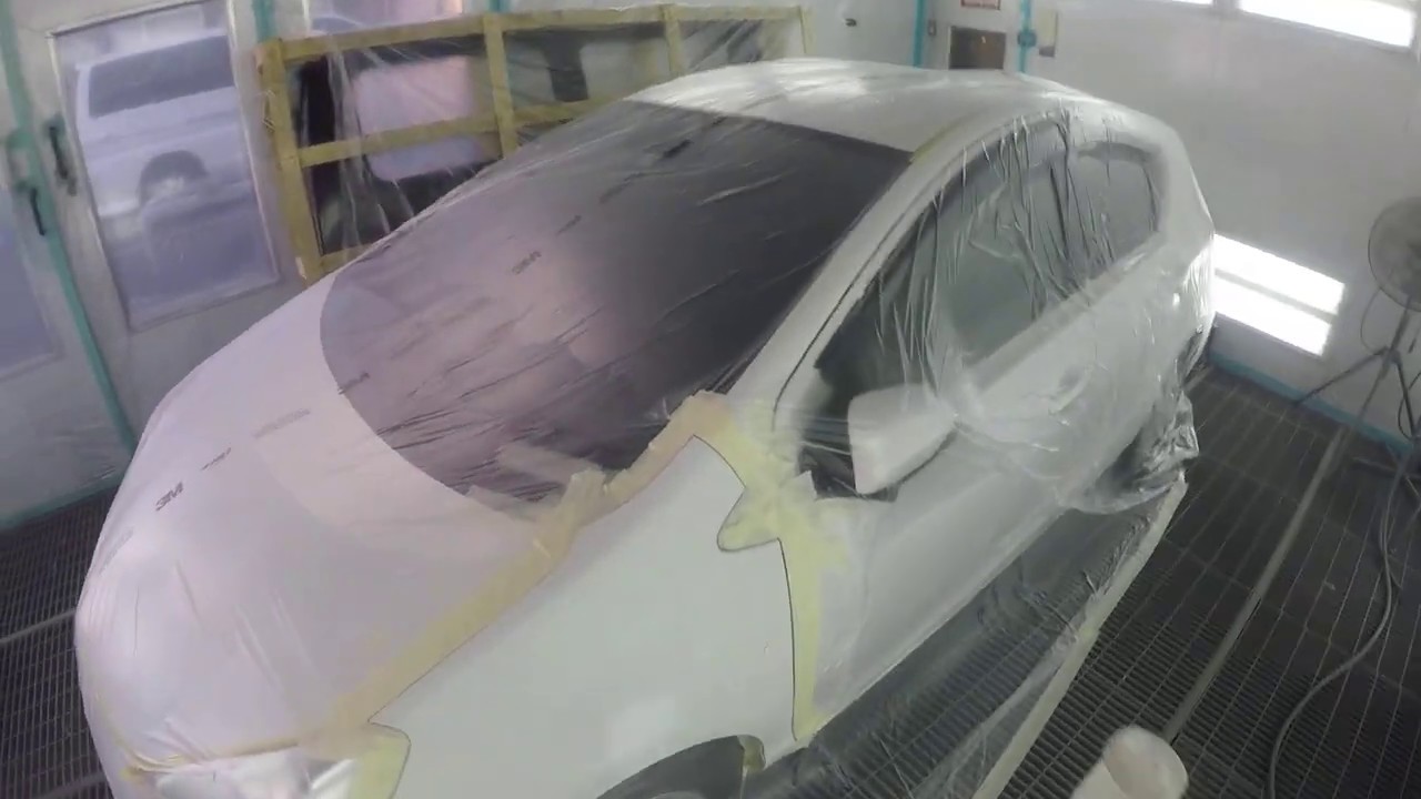 トヨタアクアのフロントフェンダーぼかし塗装作業