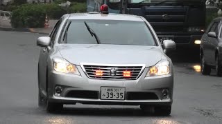 左折の信号無視を取り締まる覆面パトカー