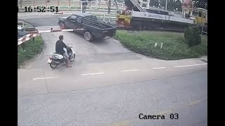 【監視カメラ事故映像】タイ/貨物列車と車の衝突！