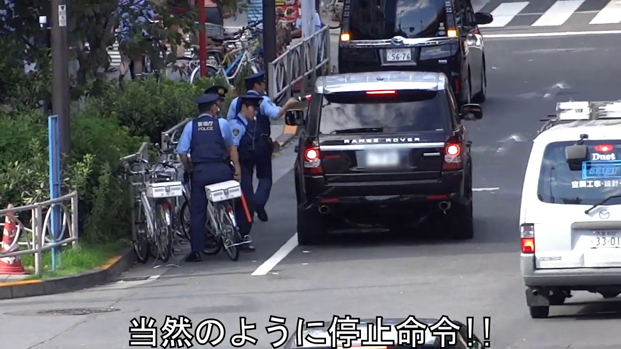 どうしてこんなに警察官がいる交差点で左折専用車線から直進したかサッパリ意味不明な高級外車