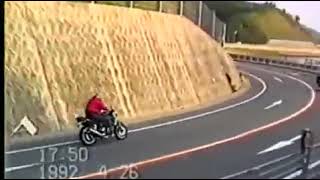 【衝撃】車のスピンに突っ込み後続にひかれるバイク【クラッシュ】1992