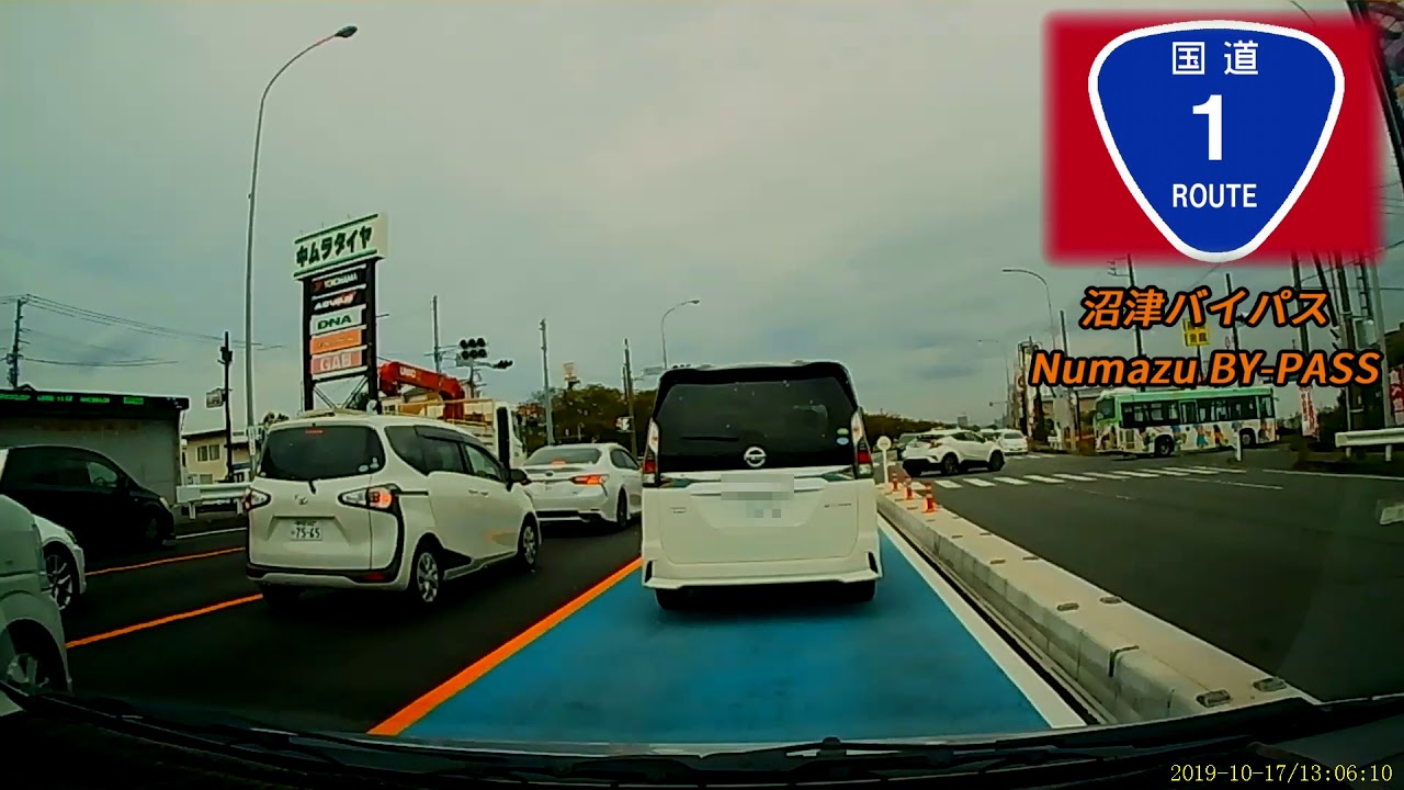 【車載ドラレコ】信号無視しながら右折するミニバン　沼津バイパス　A mini van driver turning right with red signal in Numazu BY-PASS