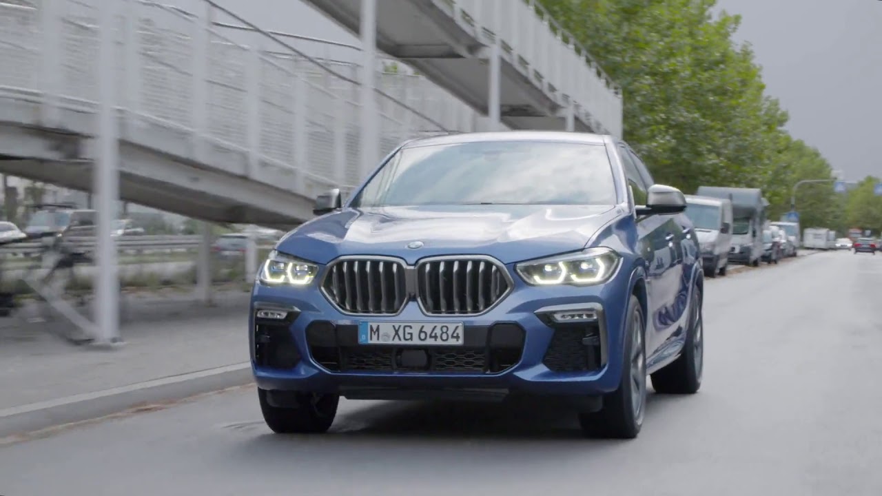 BMW X6 M50i Driving in the city