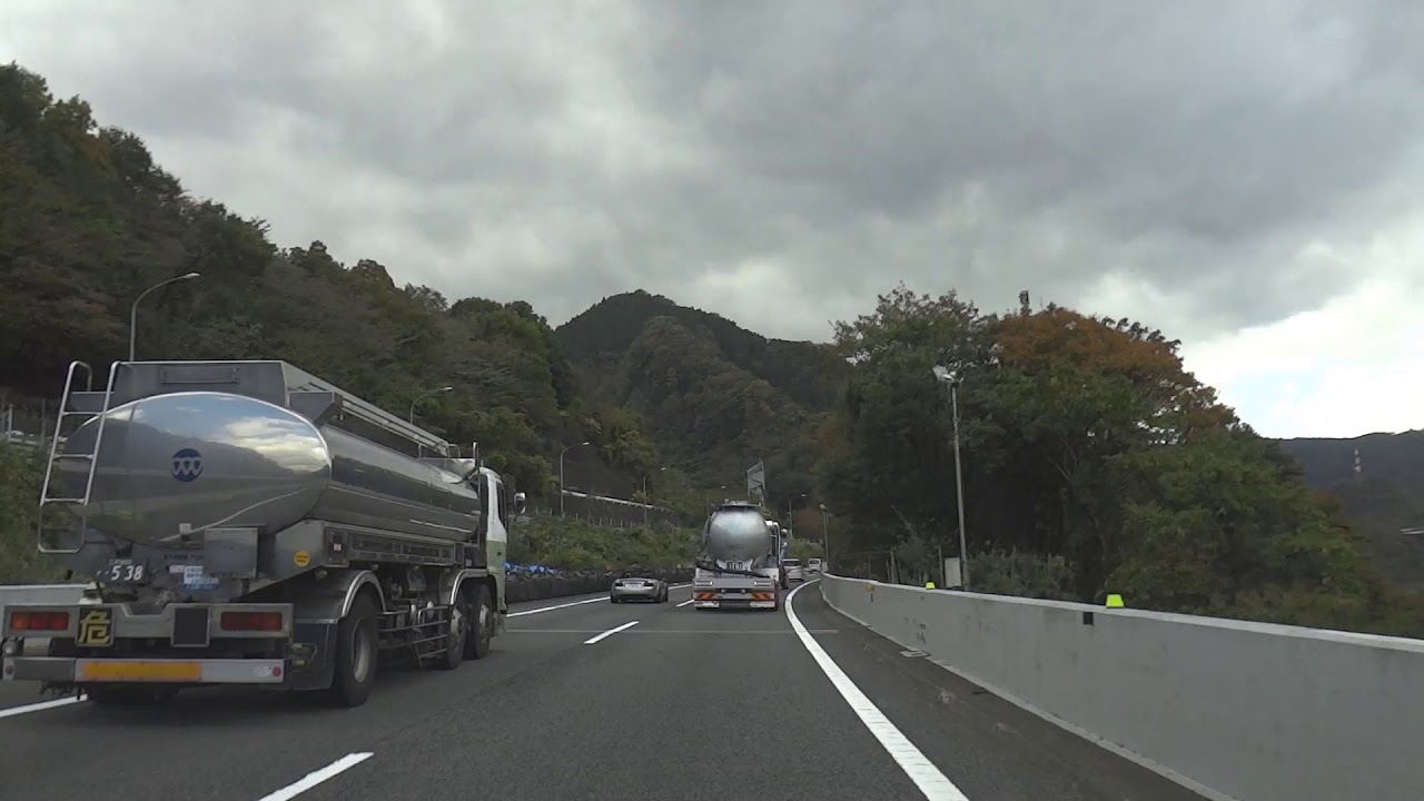 搭乗員が窓から身を乗り出し赤色灯を点灯させている覆面パトカーを発見! 東名高速下りの大井松田IC～御殿場IC間の右ルートを走行 （31秒頃）2019.11.18