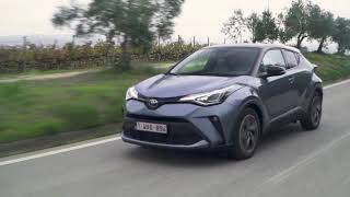 Le Toyota C-HR restylé se démarque par ses lignes de coupé