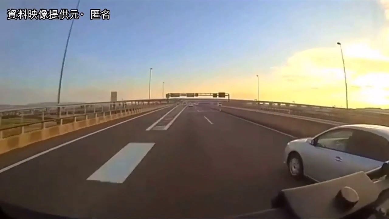 第二京阪道路で兵庫県警の覆面パトカーが幅寄せ 事故の瞬間