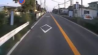 これって居眠り運転？停車中の車に突っ込む事故。