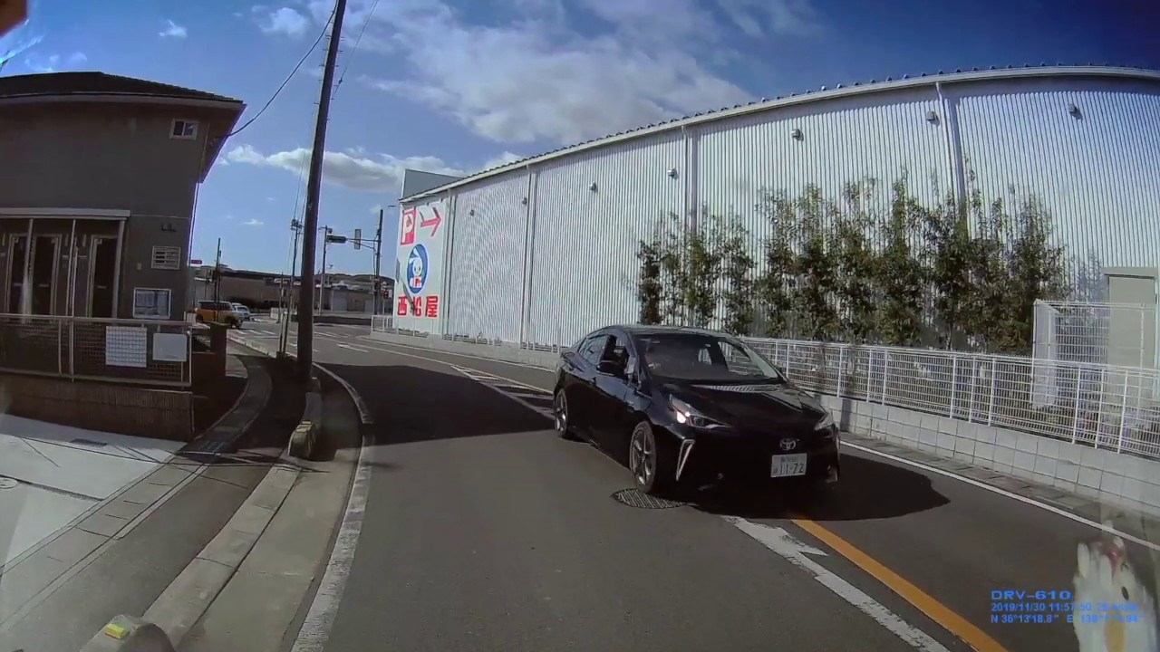 対向車が突然車線をはみ出てきました。怖い〜！事故にならなかったけど、スマホ見てたん？ドラレコからは何をしてたのか見えませんでした。20191130