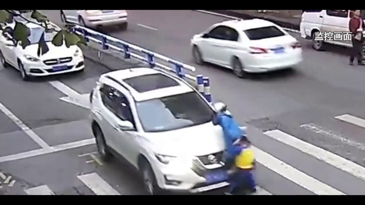 【衝撃映像】母と幼い息子が車にはね飛ばされ，息子が母の安否を思いやり，ブチ切れて車に蹴りを入れる　中国/重慶　2019年12月4日（現地）