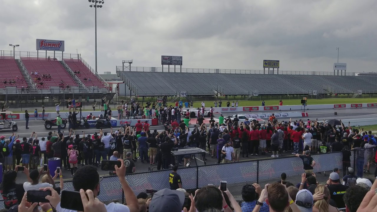 887hp Porsche 918 Spyder vs 949hp Ferrari Laferrari drag race at TX2K18