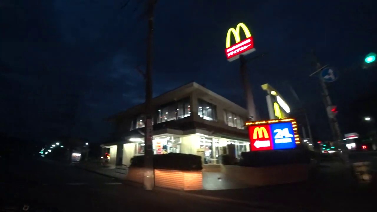 マクドナルド川口ドライブスルー 平面駐車場。マック駐車場。McDonald’s Drive Through.