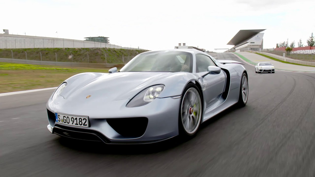 Porsche 918 Spyder vs Panamera Turbo S E-Hybrid Sport Turismo on the track