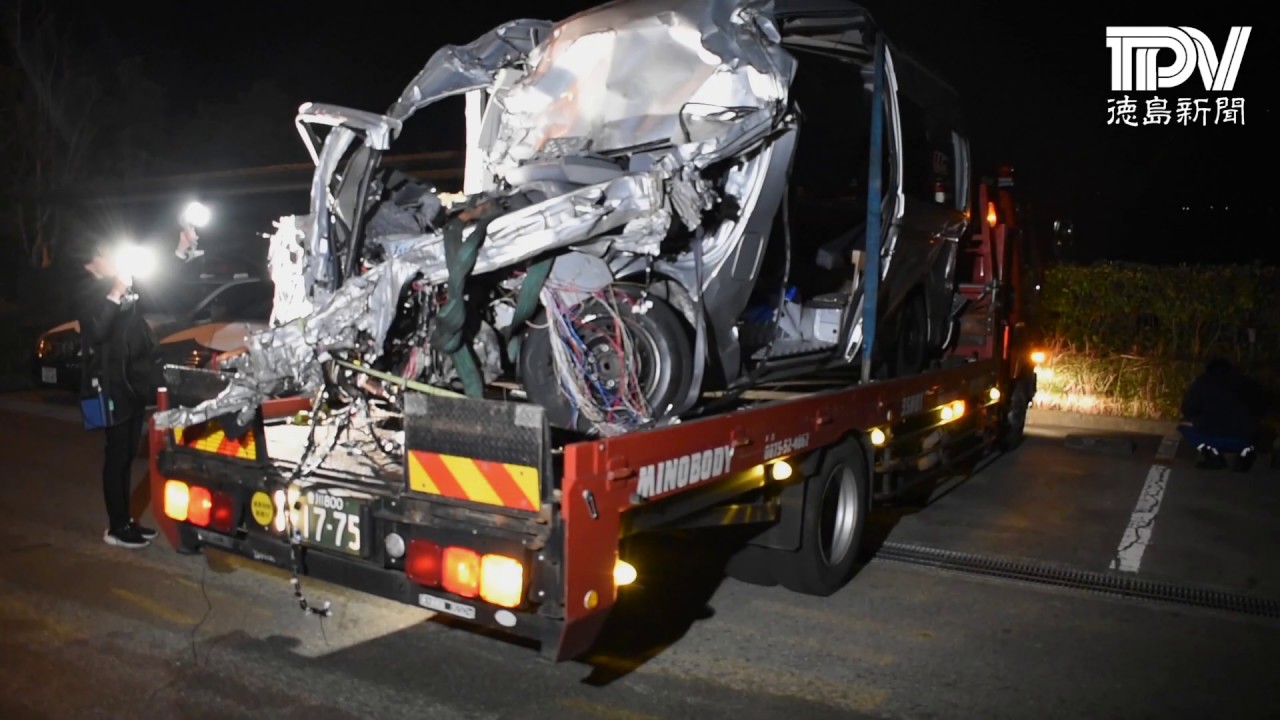 徳島自動車道・新山トンネルで衝突事故  大型トラックに衝突したワゴン車がレッカー移動