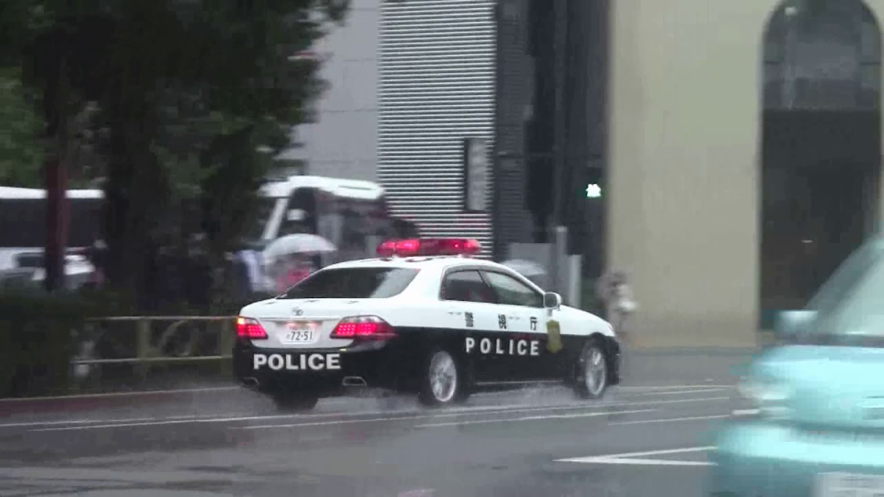 【警察】超見切り発進の軽ワンボックスがパトカーに捕まる