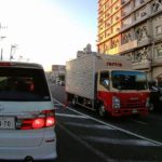 毎朝割り込みをする中東の家族旧型アルファード