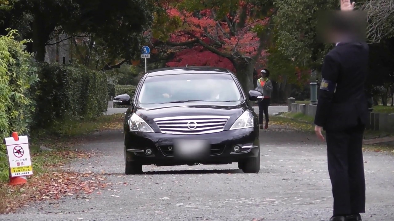 京都御所内の皇宮警察に出入りする府警覆面パトカー