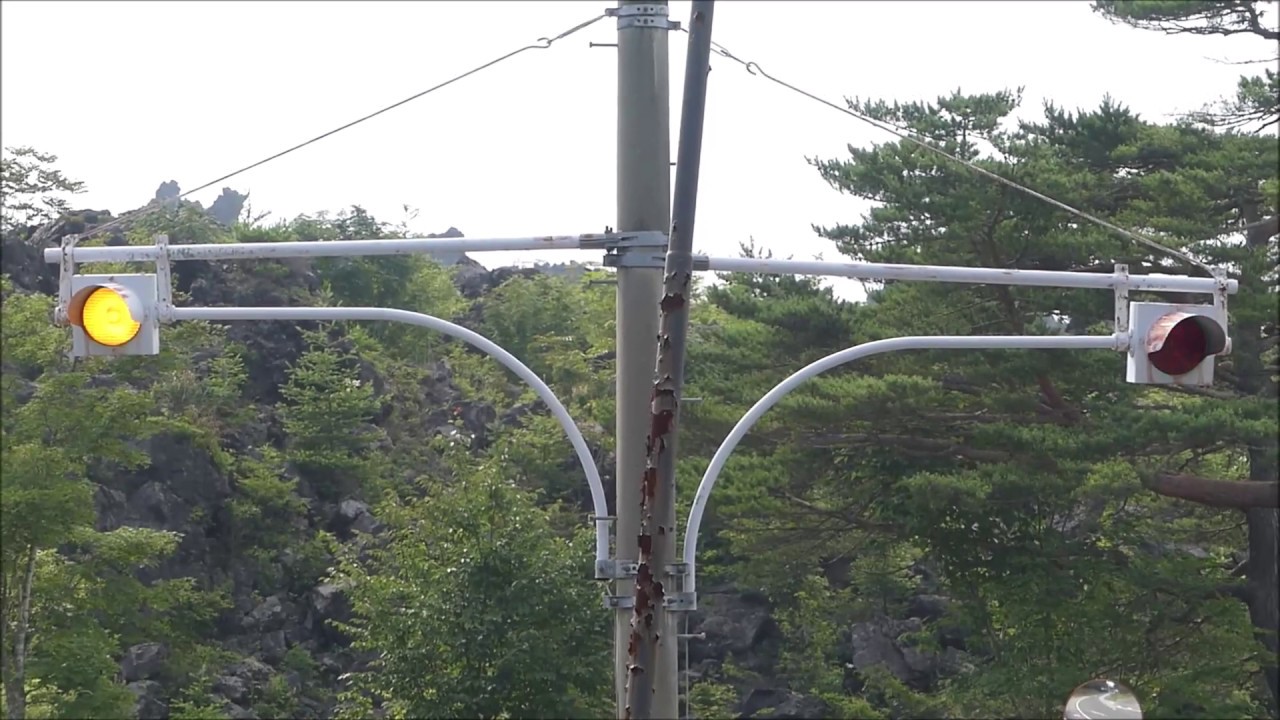 黄、赤（駐車場出口合流箇所）（群馬県嬬恋村）