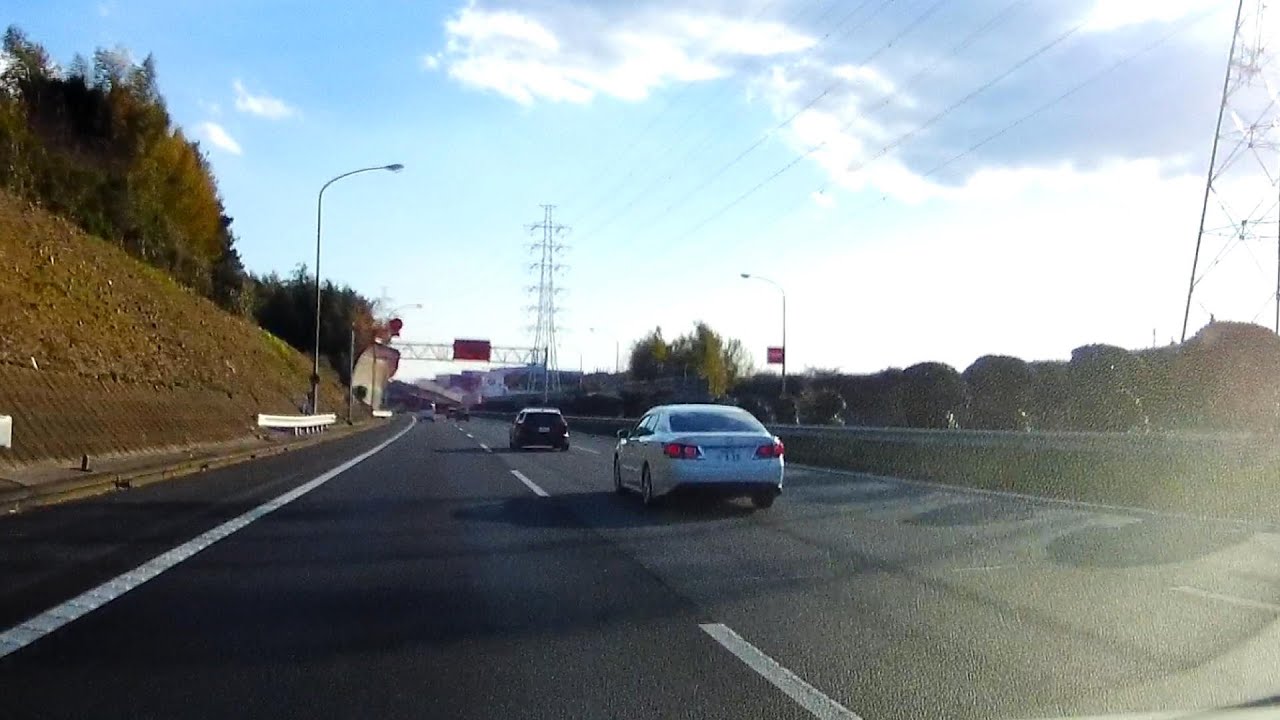 車横転・覆面パトカーが追尾・交差点での交通事故の瞬間