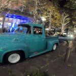 丸の内のイルミネーションにクラシックカーが集合、映画に出てきそうな車初めて見た。