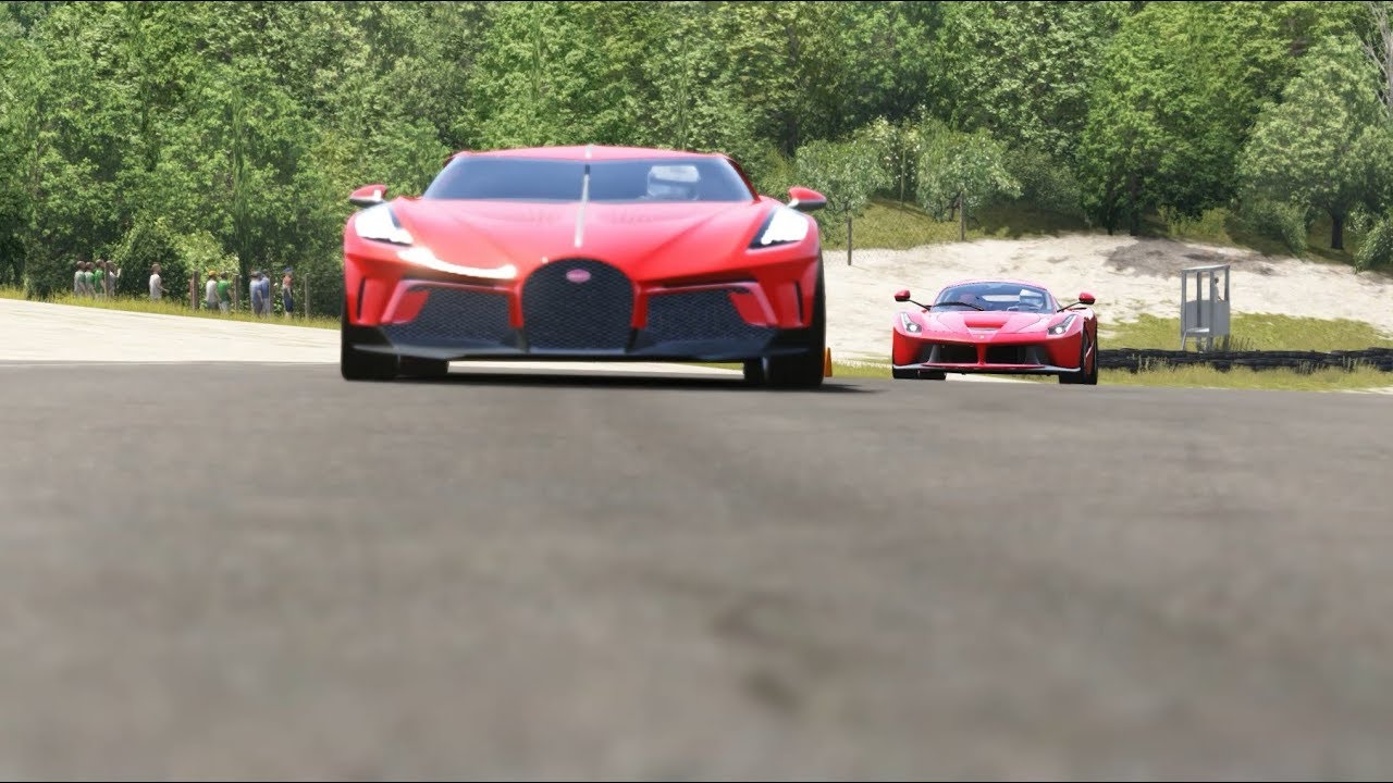 Bugatti La Voiture Noire vs Ferrari LaFerrari at Brigehampton