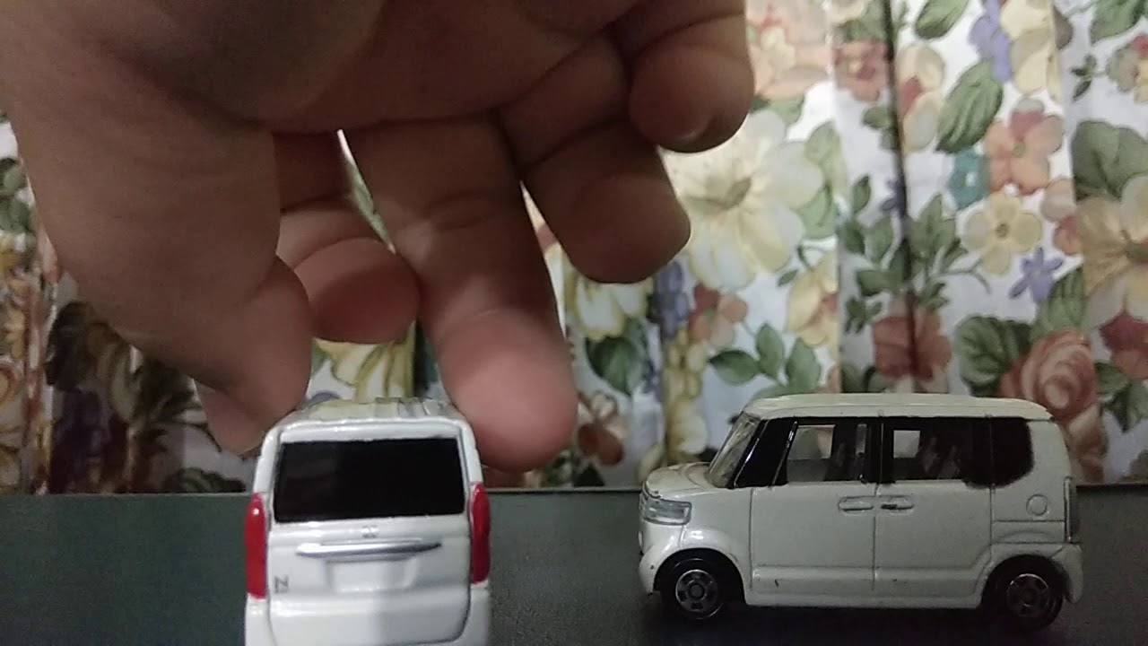 Tomica ‘Komparasi Honda N Box’