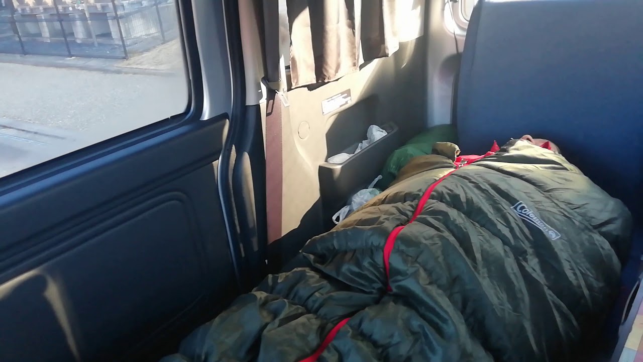 ハイゼットカーゴ　車中泊　一人は寝袋、一人はタバコ
