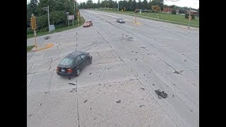 【交差点で車同士が衝突の瞬間!/アメリカ】監視カメラ事故映像
