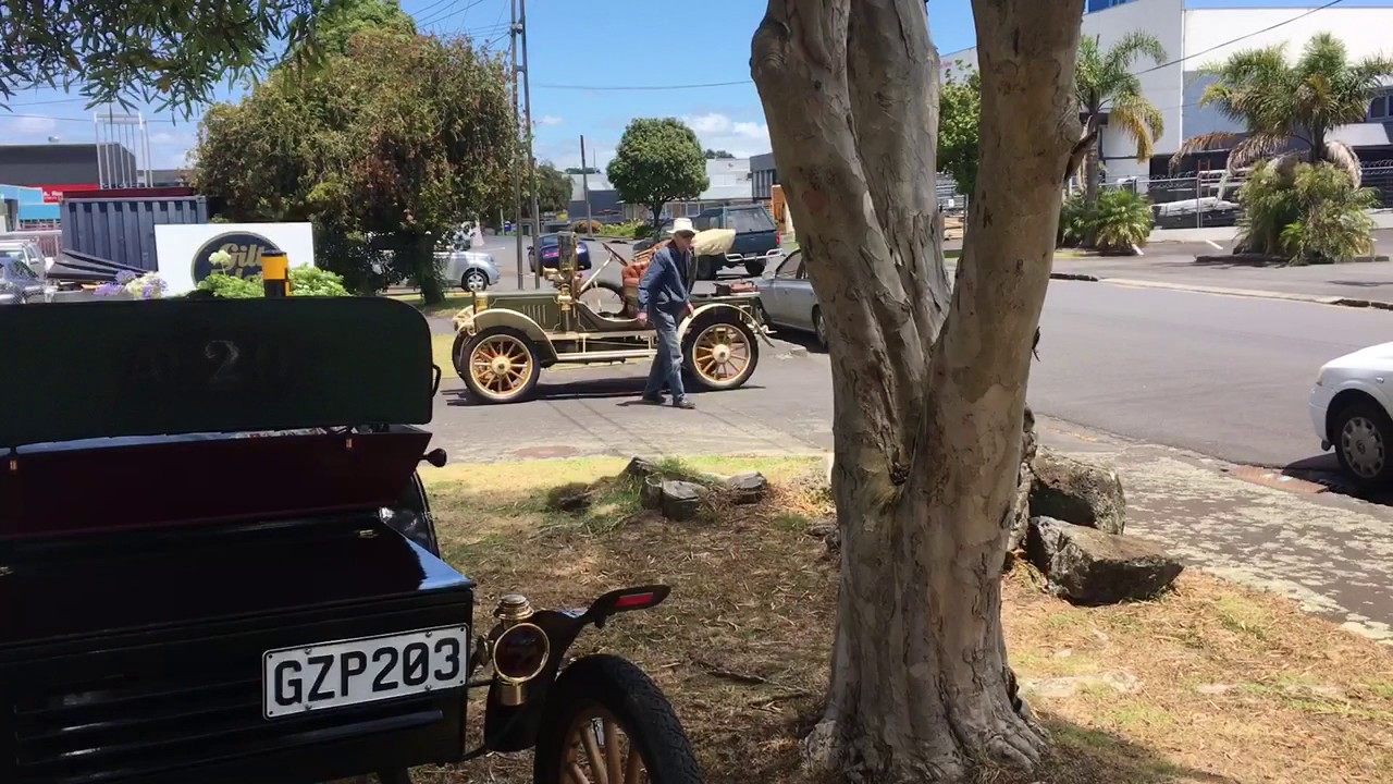 ニュージーランドでは博物館級のクラシックカーが普通に走ってた（笑）
