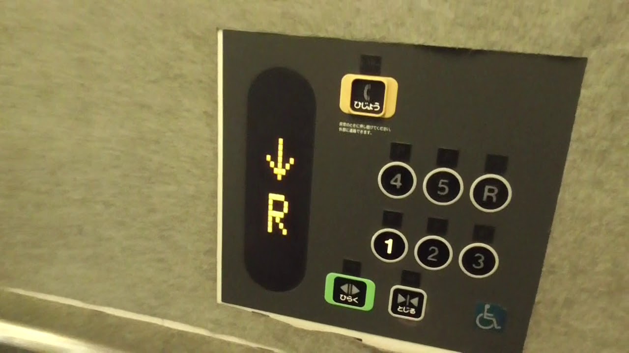 吉塚駅立体駐車場のエレベーター