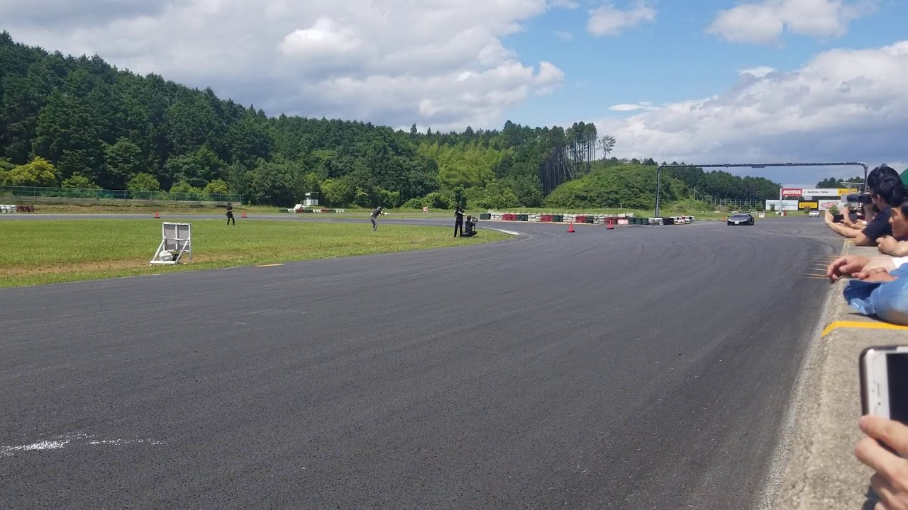 フェラーリ・458スペチアーレ&ランボルギーニ・アヴェンタドールS&ランボルギーニ・ペルフォルマンテによる爆音サーキット走行