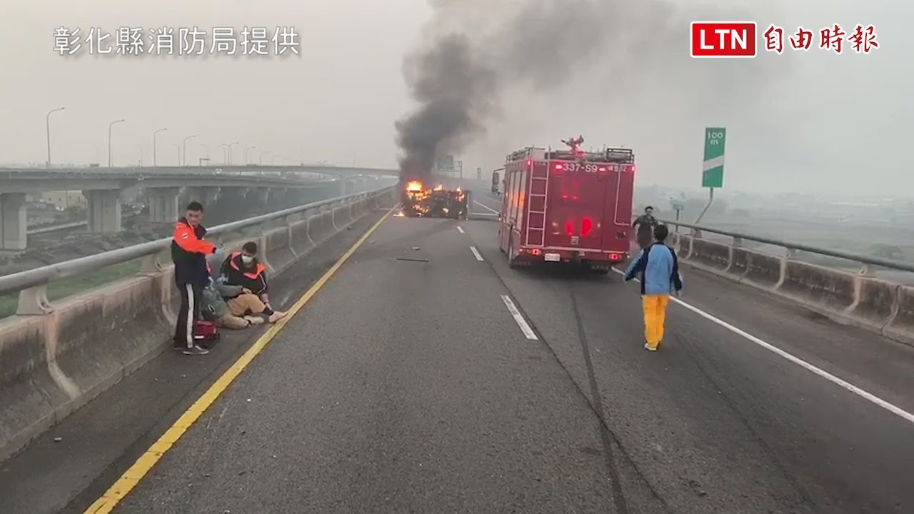 台76線火燒車！ 小貨車遭撞翻覆起火燃燒影像曝光