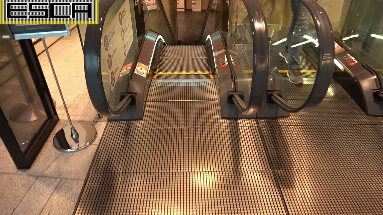東京ミッドタウン エスカレーターン B1-B2 駐車場へ Roppongi tokyo midtown escalator