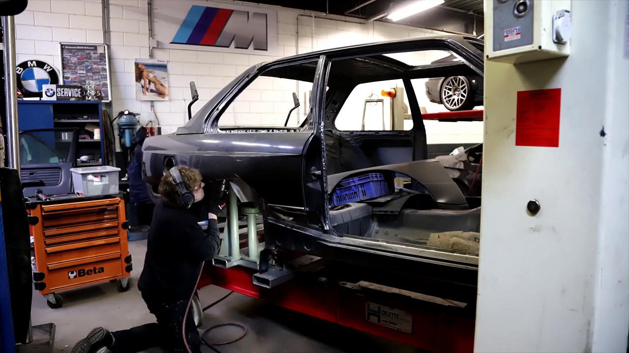 BMW M3 E30 FULL RESTORATION, rear end removal on a Celette bench – part 2