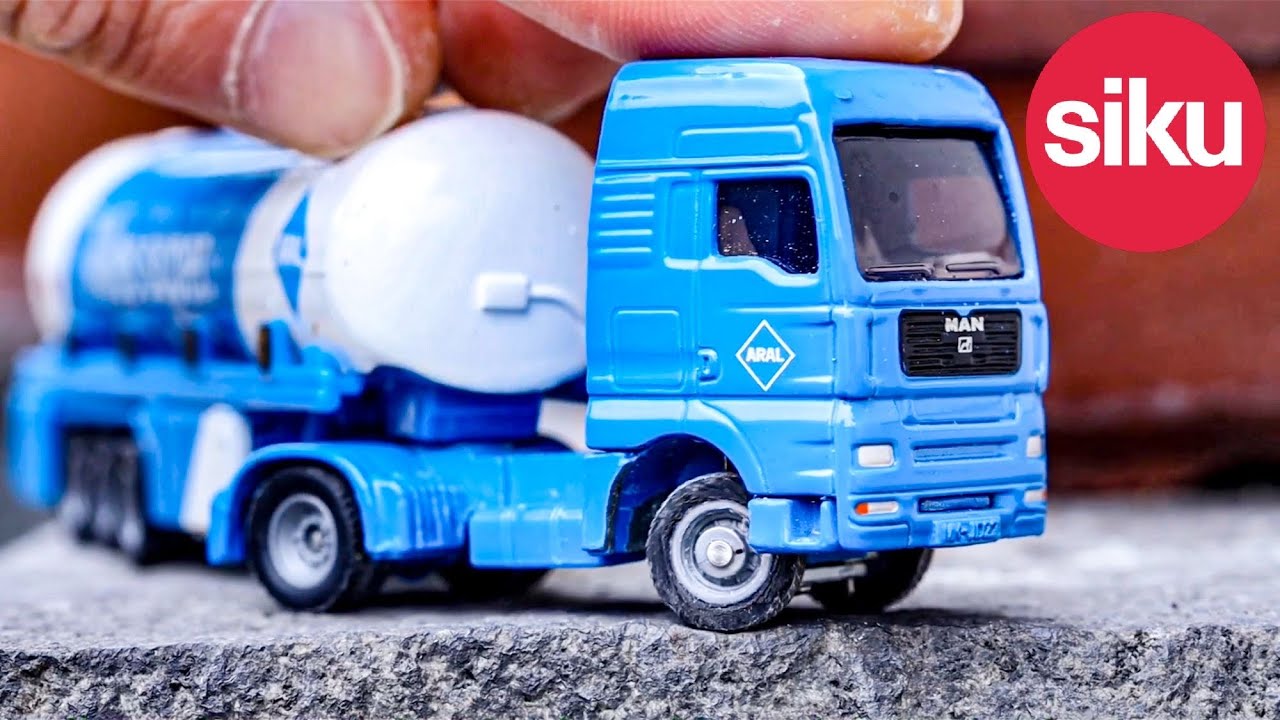 How to park trailer…with MAN truck of siku. トレーラーの車庫入れ　やってみた。(ミニチュアで…ワラ)。こう見えて、僕、トラックドライバーでした。