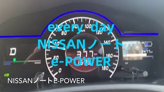 NISSANノートe-POWER メーター周りはスッキリ‼️ブルーのLEDがワクワクする様な飾りだけだとしても、それはそれでも良い‼️