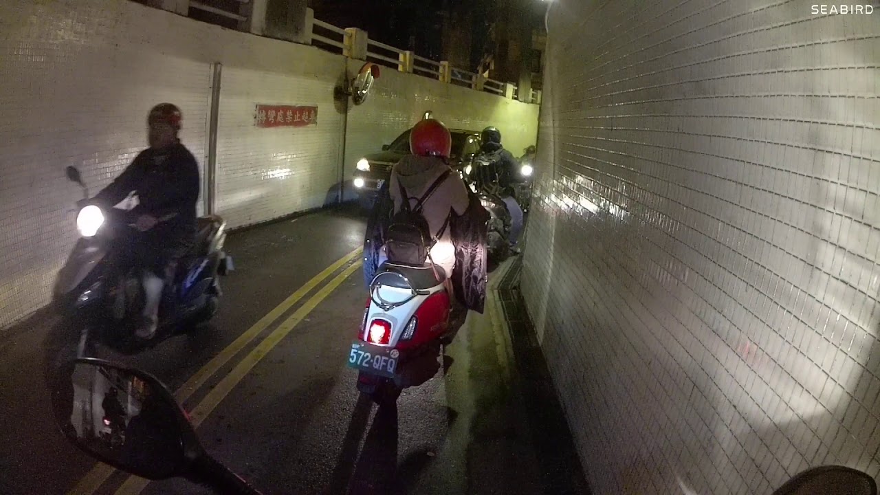 Terrible Traffic in Taiwan: Zhong Li District SUV在踏板車僅隧道桃園 / SUV in Scooter only tunnel!