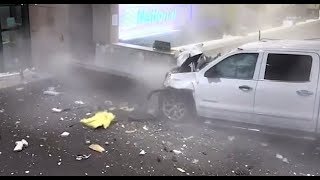 【空港カウンターに車が直撃の瞬間!/アメリカ】監視カメラ事故映像