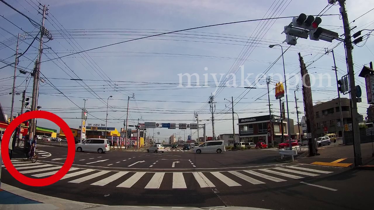 張られたロープで自転車が転倒事故の瞬間　ドライブレコーダー映像