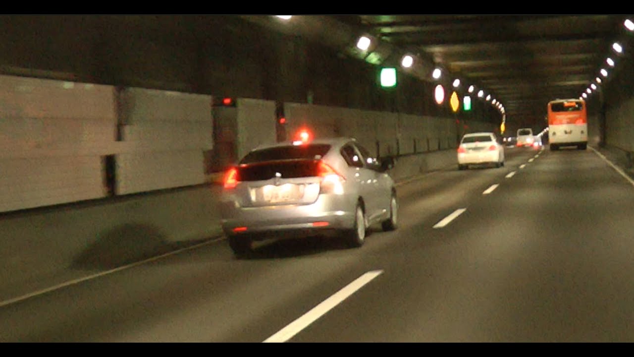 ホンダ・インサイトの覆面パトカーが緊急走行する様子　ドライブレコーダー映像