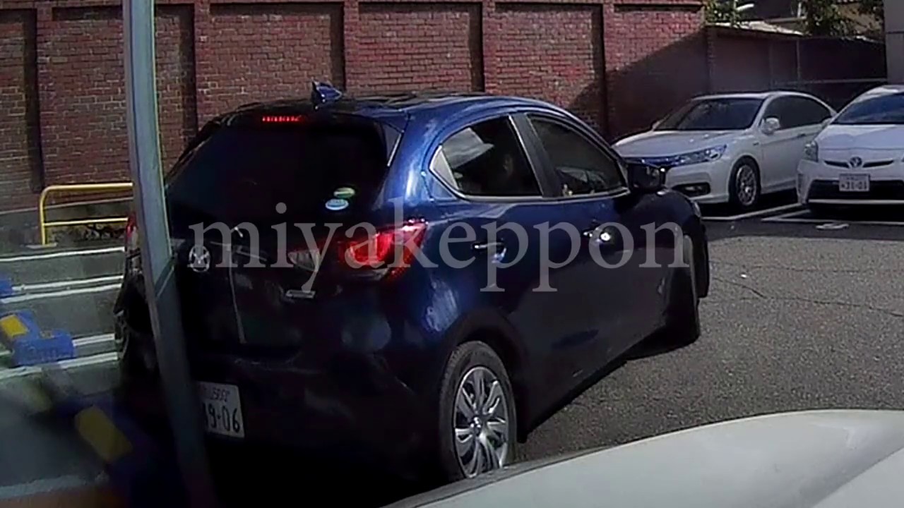 マツダ・デミオのレンタカーが事故を起こす瞬間 ドライブレコーダー映像