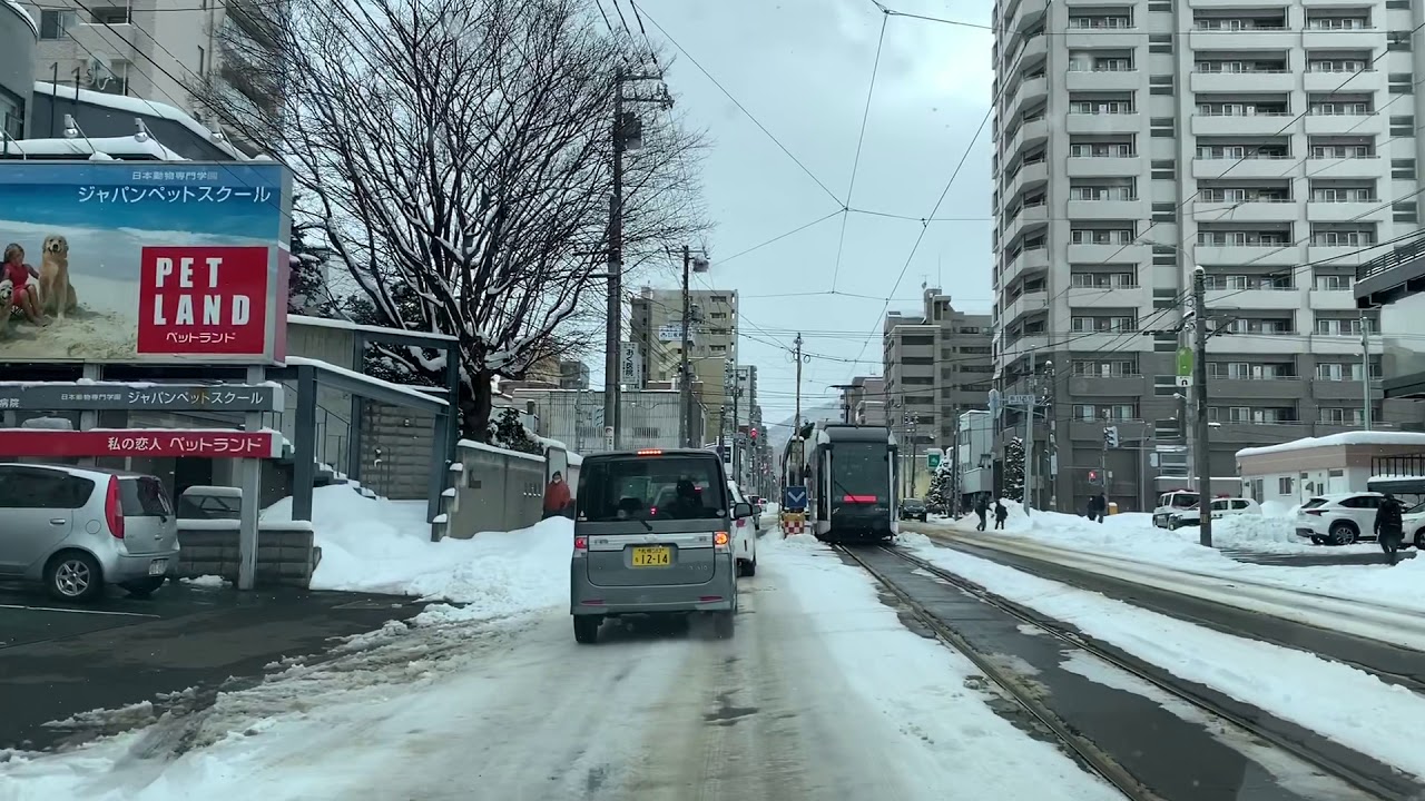 ドライブレコーダー風　札幌市電と共にひた走る
