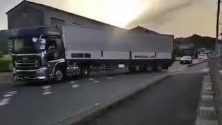 【トレーラー】鳥肌が立つバック車庫入れ…全通行人の視線を釘付け！