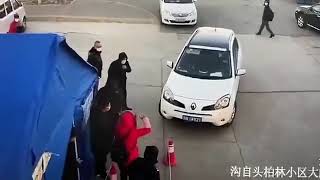 衝撃！新型コロナ検査所に車が突っ込む―北京市