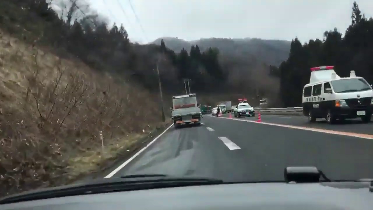 峠で事故　大型車が転落しかけている