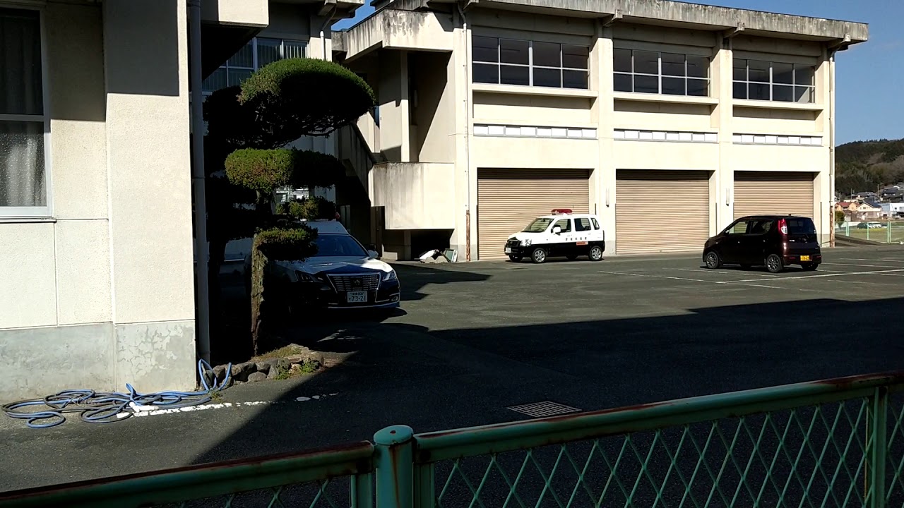 愛媛県警察　交番駐車場にて。